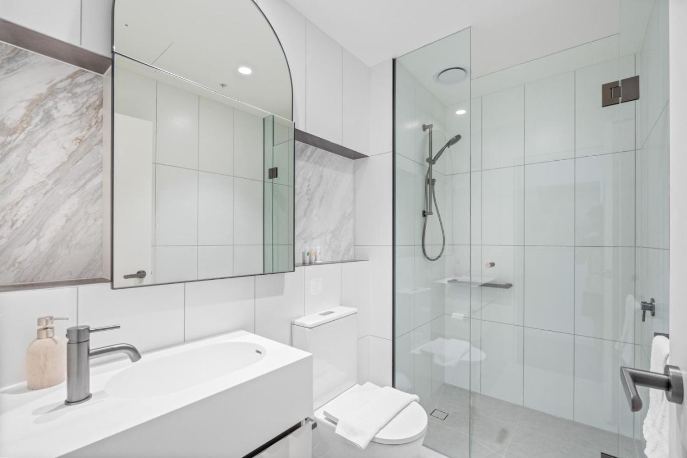The Oasis - Brand New 2Bedroom Apt With Parking, Heated Pool And Gym Мельбурн Экстерьер фото