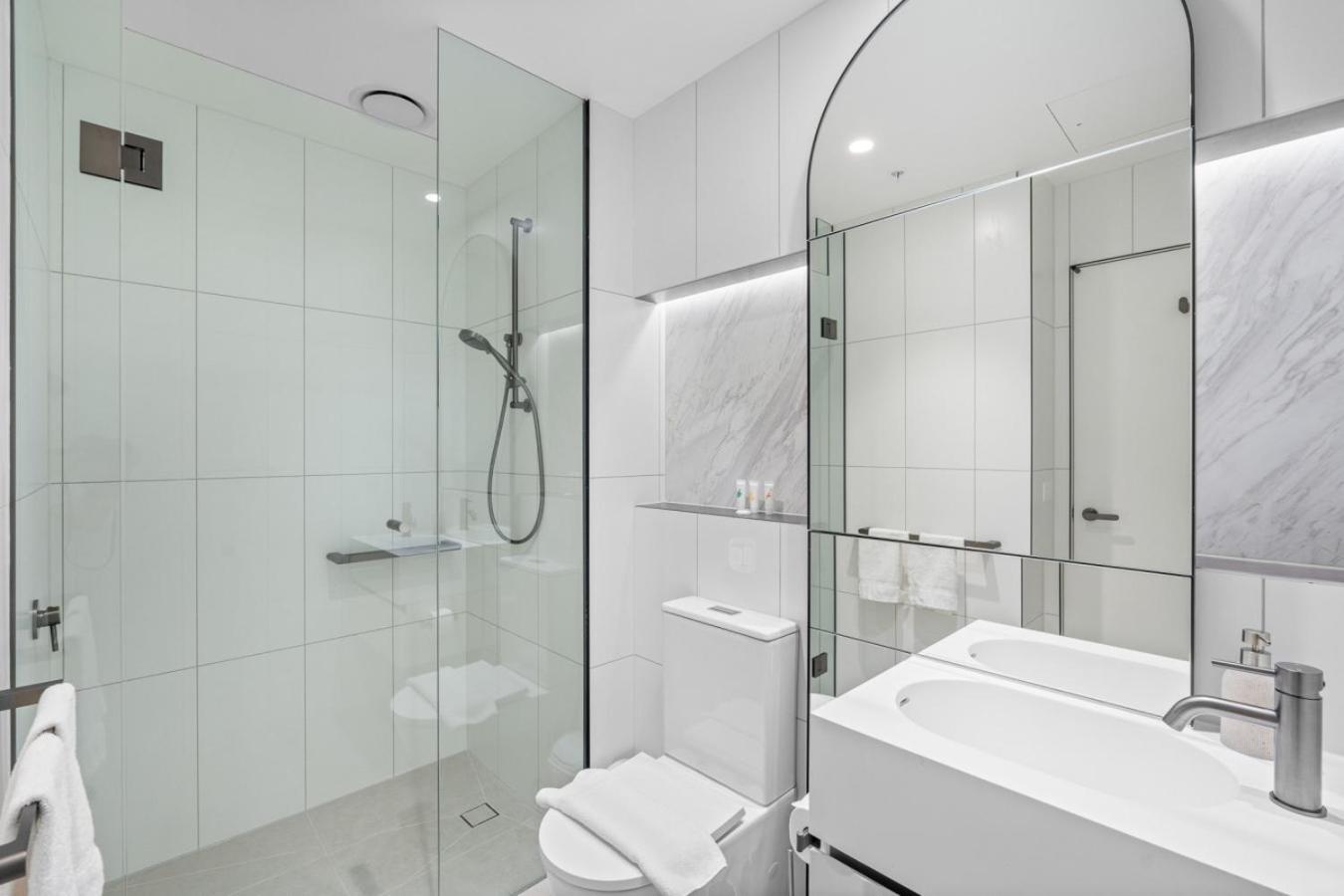 The Oasis - Brand New 2Bedroom Apt With Parking, Heated Pool And Gym Мельбурн Экстерьер фото