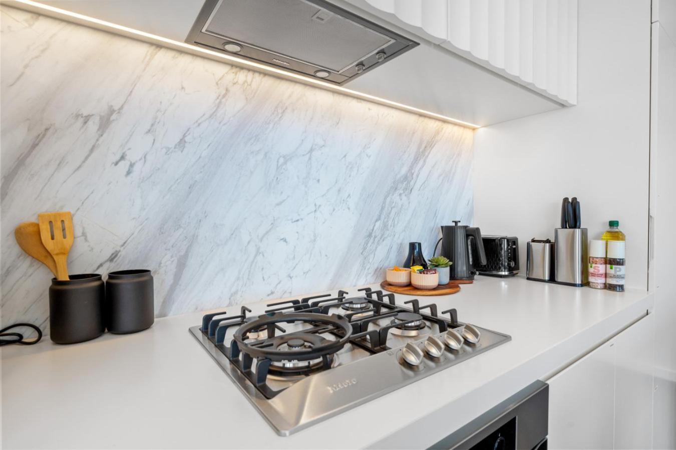 The Oasis - Brand New 2Bedroom Apt With Parking, Heated Pool And Gym Мельбурн Экстерьер фото